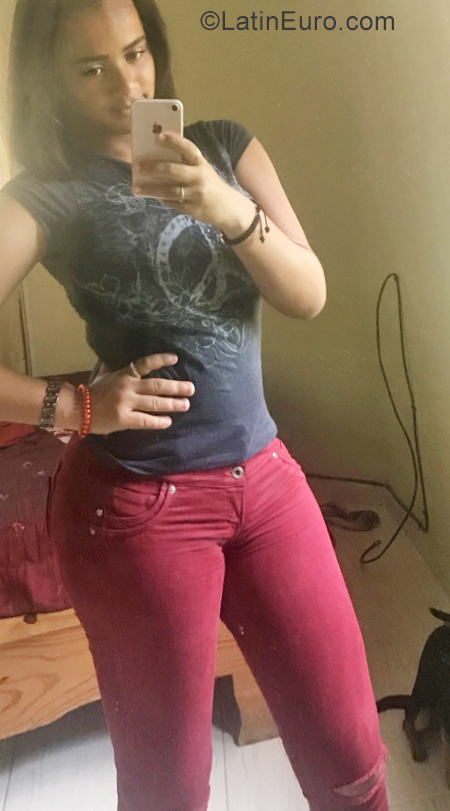 Date this foxy Dominican Republic girl Anyelie from Santo Domingo DO34681