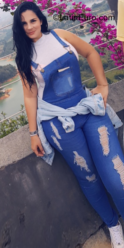 Date this nice looking Colombia girl Criss from Medellin CO25392