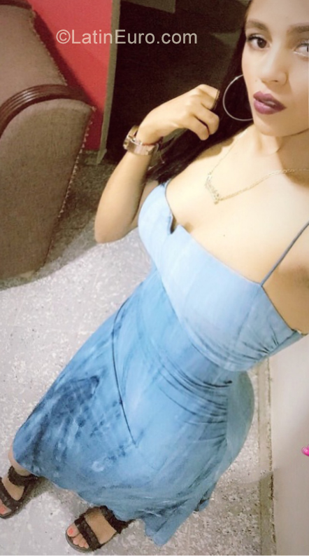 Date this foxy Dominican Republic girl Kariny from Santiago DO34916