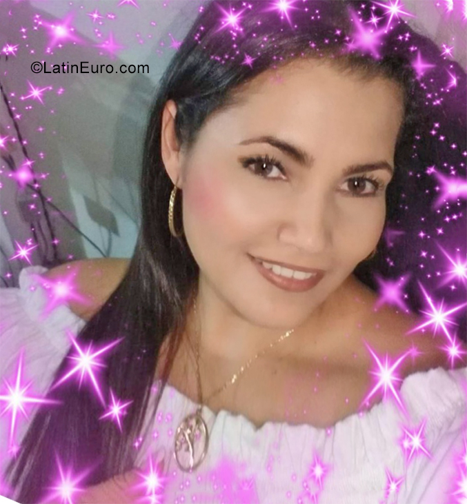 Date this nice looking Colombia girl ESPERANZA from Bucaramanga CO25465