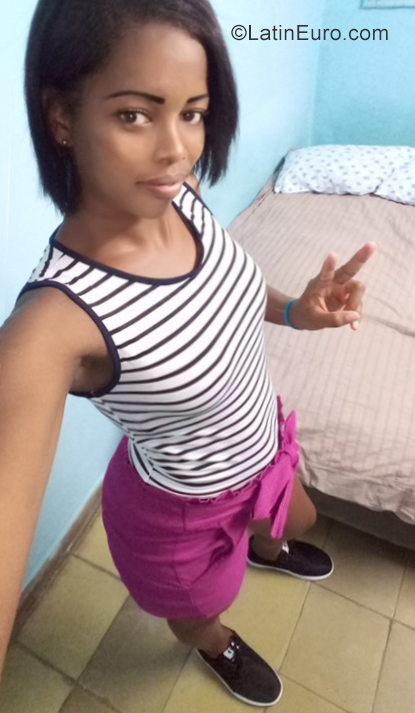Date this passionate Cuba girl Leyanis from Havana CU536