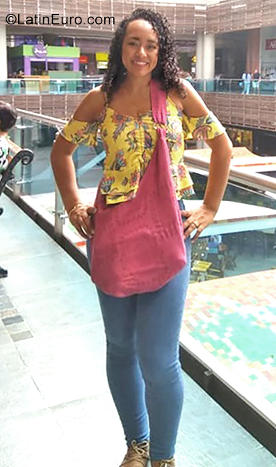 Date this foxy Colombia girl Anita from Cali CO25524