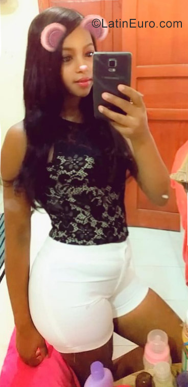 Date this stunning Dominican Republic girl Elisa from Santiago DO35223