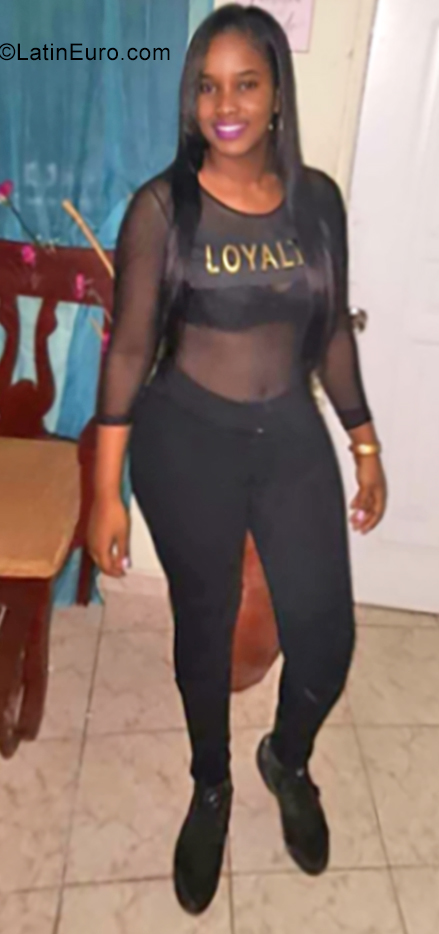 Date this stunning Dominican Republic girl Yokarie from Santo Domingo DO37285