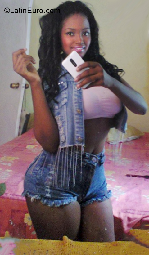 Date this beautiful Dominican Republic girl Coraine from Santo Domingo DO35248