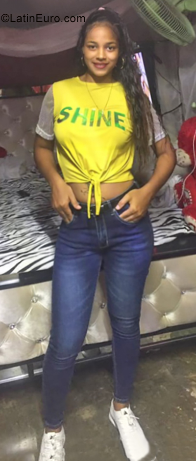 Date this tall Dominican Republic girl Esmeralda from Santo Domingo DO35262