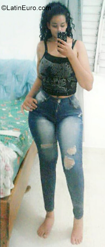 Date this hard body Dominican Republic girl Yissell from Bonao DO35287