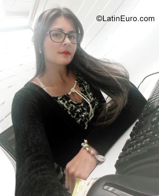 Date this nice looking Colombia girl Samanta from b CO25700
