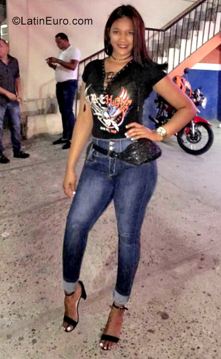 Date this beautiful Dominican Republic girl Pamela from Santiago DO35398