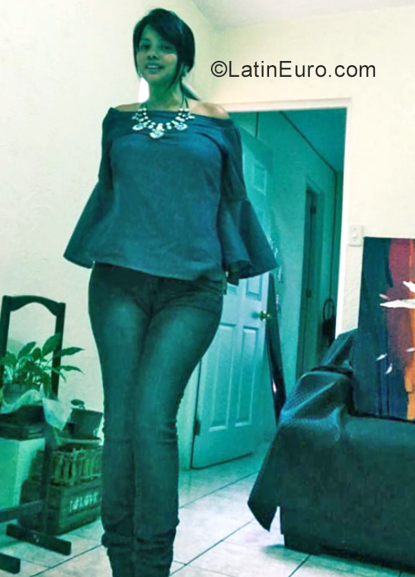 Date this beautiful Guatemala girl Thyna from Guatemala City GT108