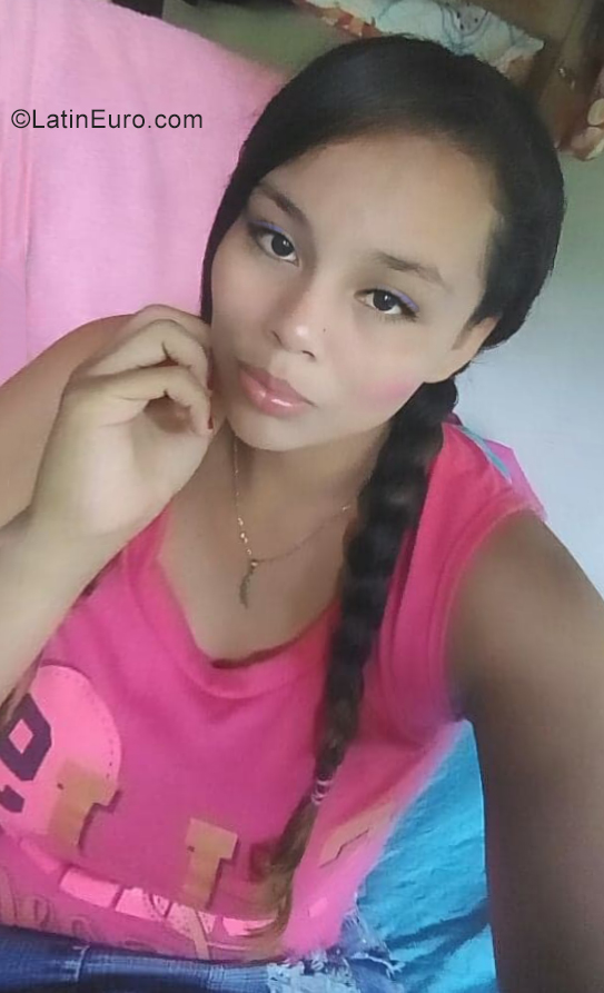 Date this attractive Colombia girl Lina from Ibaque CO25756