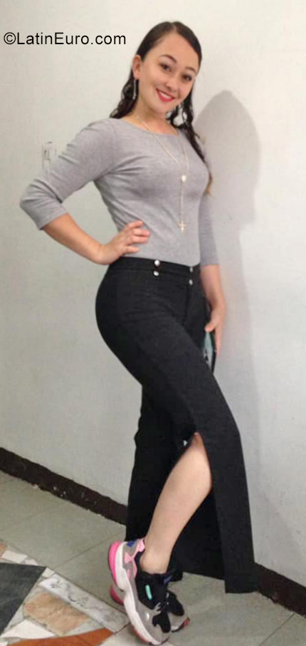 Date this stunning Colombia girl Claudia from Manizales CO25772