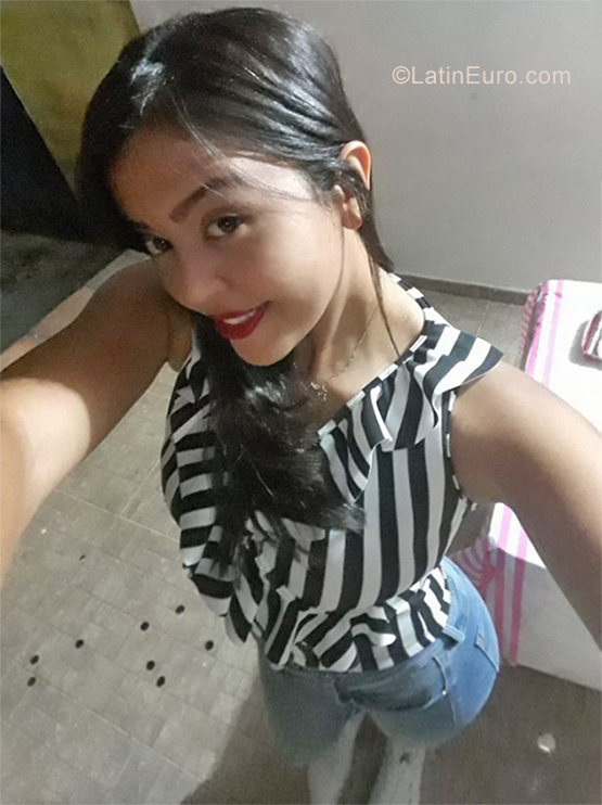 Date this pretty Colombia girl Claudia from Barrancabermeja CO25809
