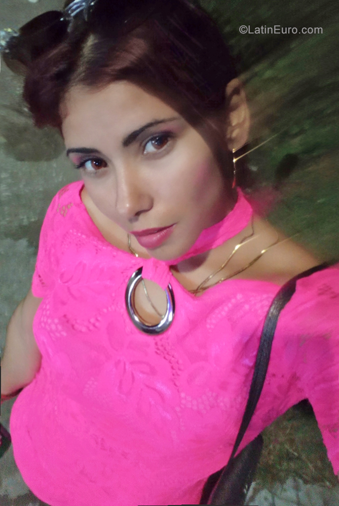 Date this sensual Cuba girl Jessica from Havana CU554