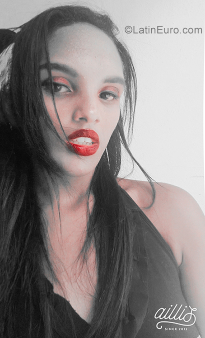 Date this nice looking Cuba girl Ismaray from Havana CU555