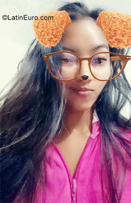 Date this charming Colombia girl Yeri from Cartagena CO25862