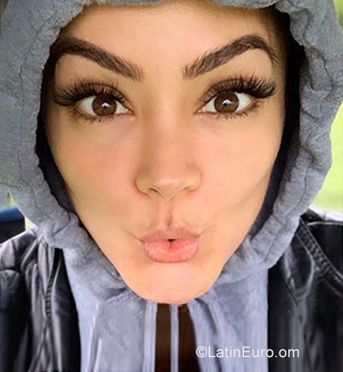 Date this gorgeous Venezuela girl Vale from Chacao VE2583