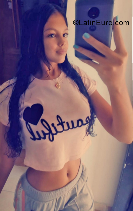 Date this lovely Venezuela girl Daniela from Maracaibo VE2600