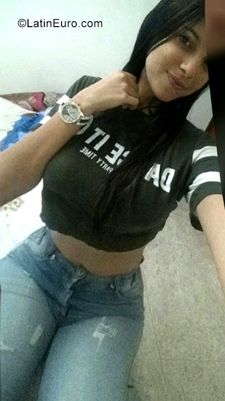 Date this happy Venezuela girl Lisleynas from Maracaibo VE2607