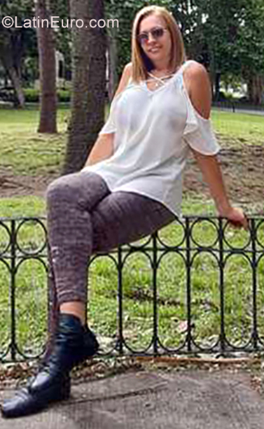 Date this good-looking Argentina girl Janett from Buenos Aires AR222