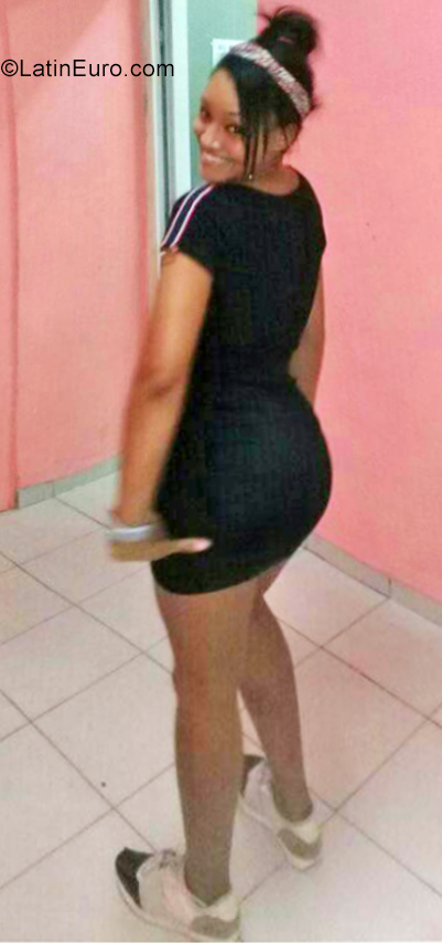 Date this voluptuous Cuba girl Wanda from Havana CU580