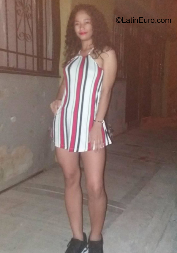 Date this nice looking Colombia girl Yuliana from Santa Marta CO25974