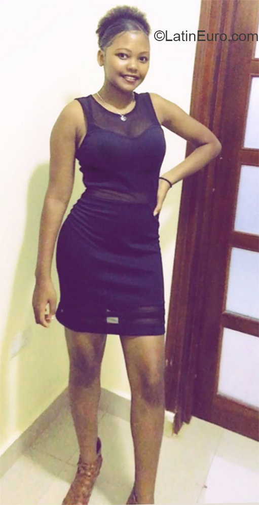Date this stunning Dominican Republic girl Winia from Higuey DO35873