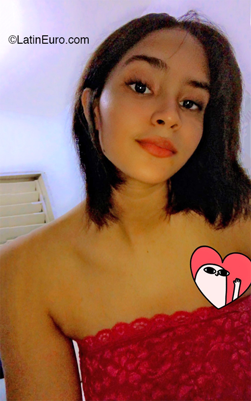 Date this athletic Dominican Republic girl Destiny from Santo Domingo DO36060