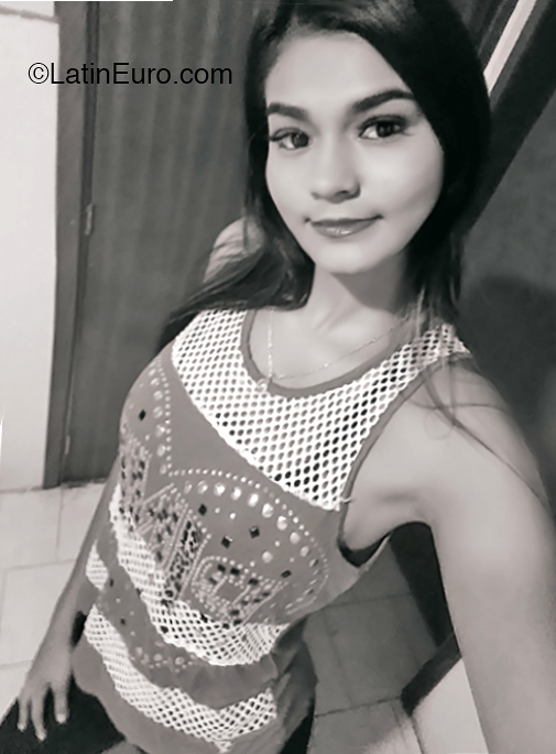 Date this sultry Venezuela girl Chiquinquira from Cumana VE2707