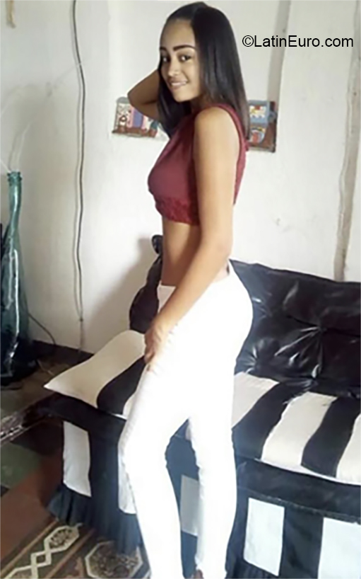 Date this athletic Venezuela girl Venezolana from Caracas VE2716