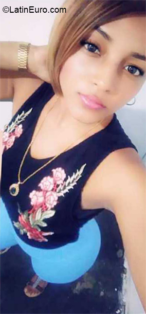 Date this beautiful Dominican Republic girl Yasmin from Santo Domingo DO36208