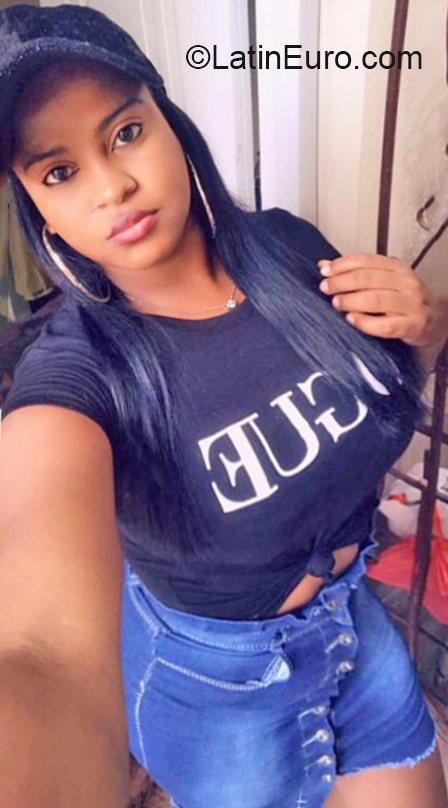 Date this hot Dominican Republic girl Yahara from Santo Domingo DO36273