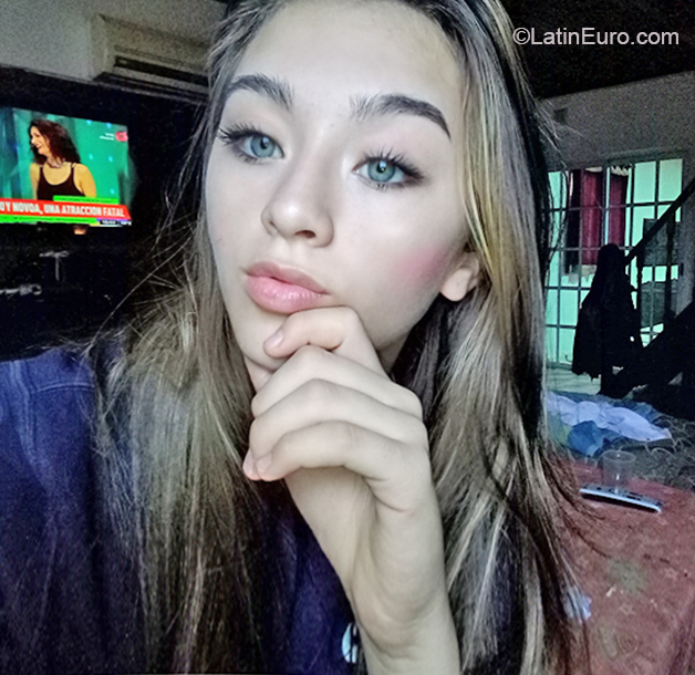 Date this hard body Argentina girl Vicky from Anelo AR247