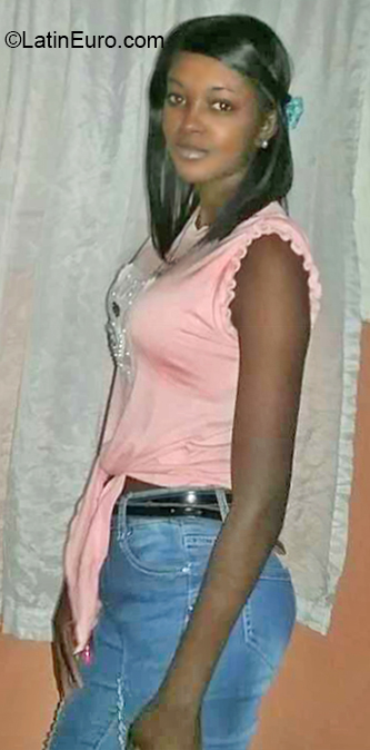 Date this charming Dominican Republic girl Dari from Santiago Rodriguez DO36315