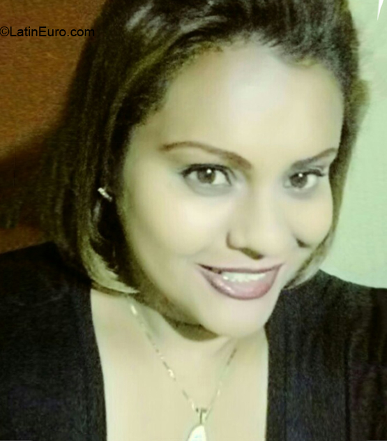 Date this attractive Colombia girl Sagaria from Bogota CO26195