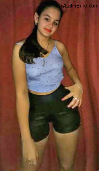 Date this attractive Argentina girl Ivi from Cordoba AR251