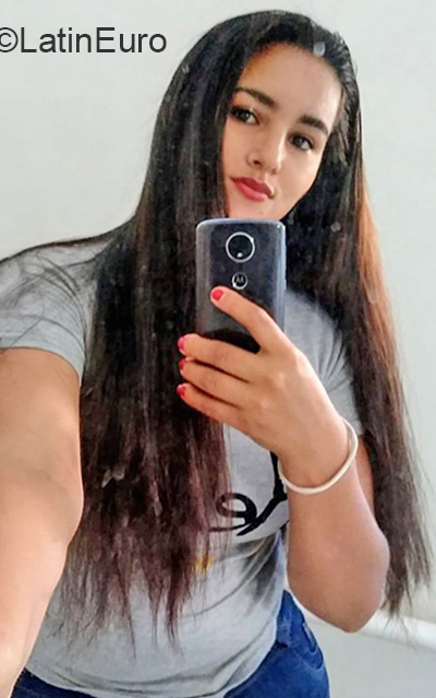 Date this happy Colombia girl Erica from Bucaramanga CO26205