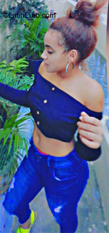 Date this foxy Dominican Republic girl Karol from La Vega DO36415