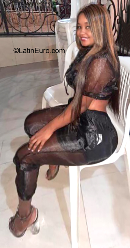 Date this hard body Colombia girl Kimberley from Cali CO26221