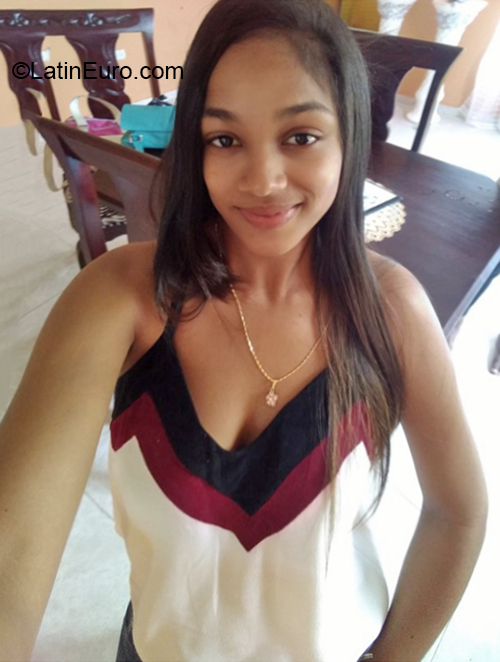 Date this sultry Dominican Republic girl Esmeraly from Santo Domingo DO36446