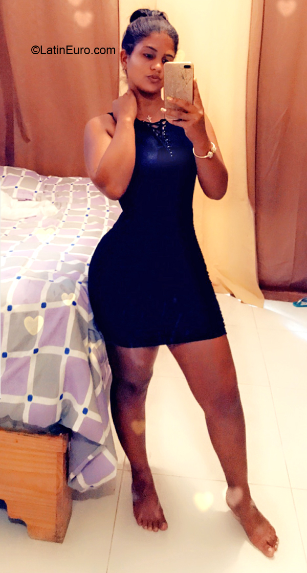 Date this gorgeous Dominican Republic girl Laura from Santo Domingo DO36600