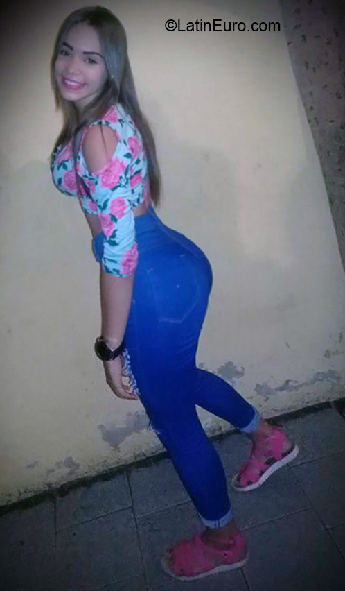 Date this foxy Venezuela girl Ziku from Valencia VE2803