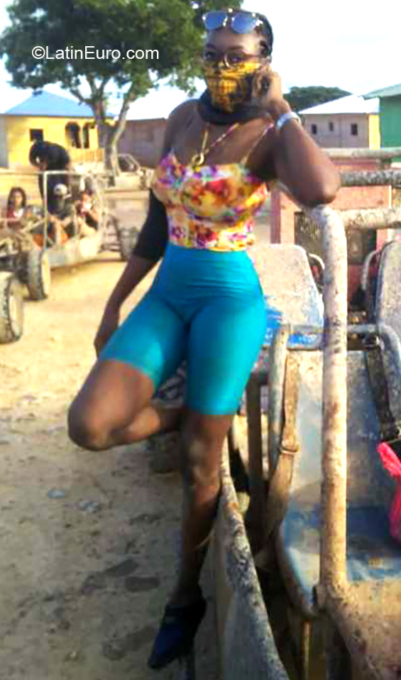 Date this happy Dominican Republic girl Elisa from Santo Domingo DO36631