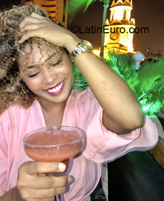 Date this happy Colombia girl Valentina from Cartagena CO29284