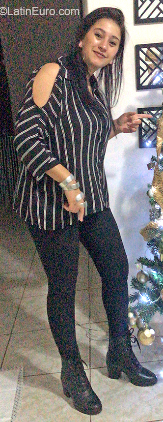 Date this good-looking Brazil girl Andrea from Curitiba BR10963