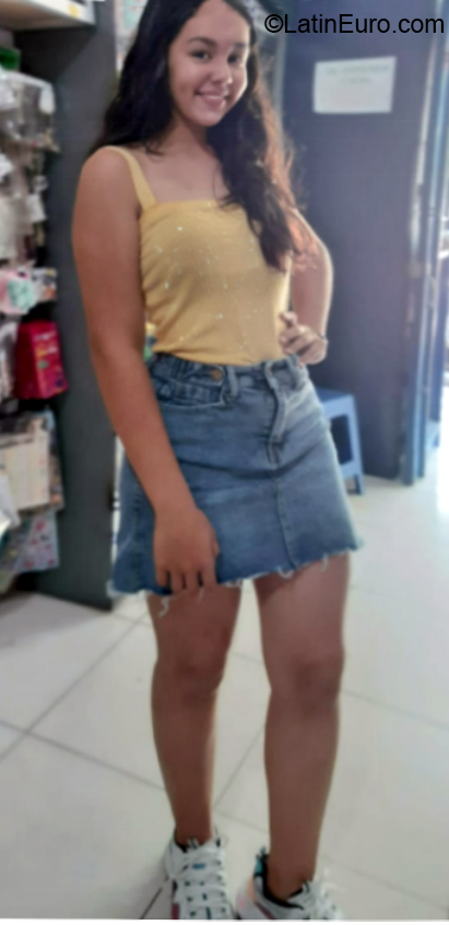 Date this attractive Colombia girl Daniela from Bogota CO26380