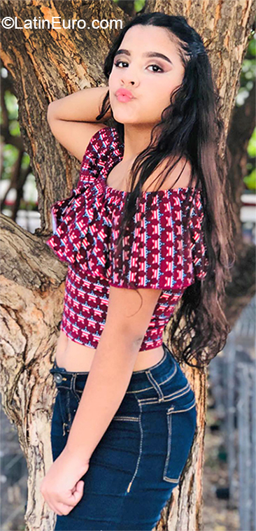 Date this attractive Venezuela girl Valentina from Maracaibo VE2835