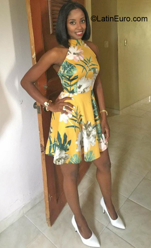 Date this gorgeous Dominican Republic girl Sherlyn from Santo Domingo DO36904
