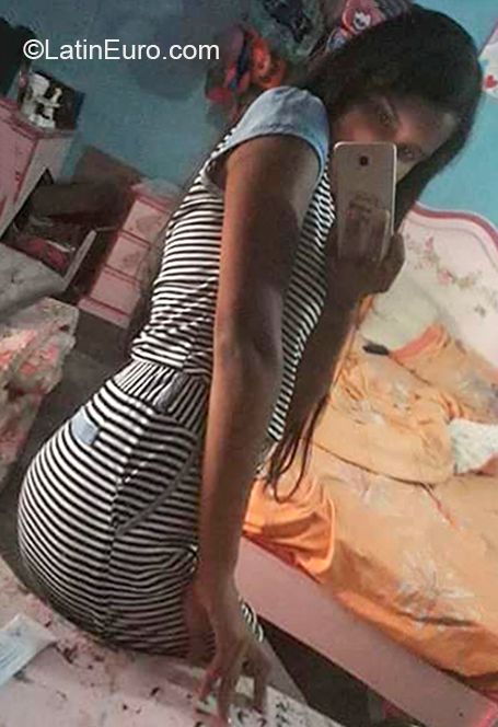 Date this nice looking Venezuela girl Estefania from Caracas VE2881