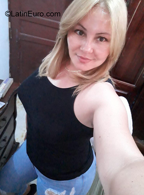 Date this athletic Dominican Republic girl Evelyn from Santiago DO36974